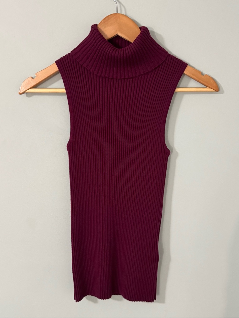 GAP Ribbed Turtleneck Sleeveless Tank Top in Burgundy